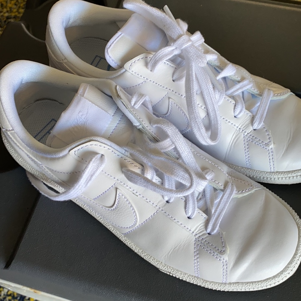 Nike shoes/ sneakers